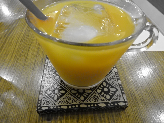 オレンジを際立たせたオレンジジュース【カメラ遊び】パートカラー:イエロー